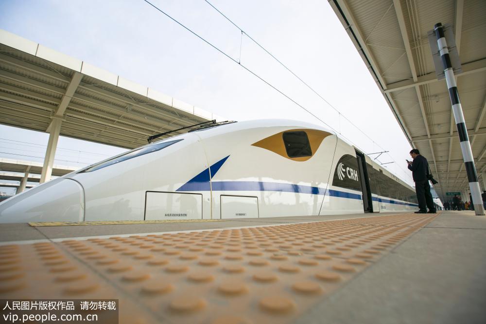 11月22日，55251次動車組試驗列車停靠在漢中站站台上。
