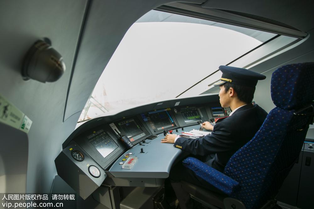 11月22日，55251次動車組試驗列車上，司機在認真地駕駛列車。
