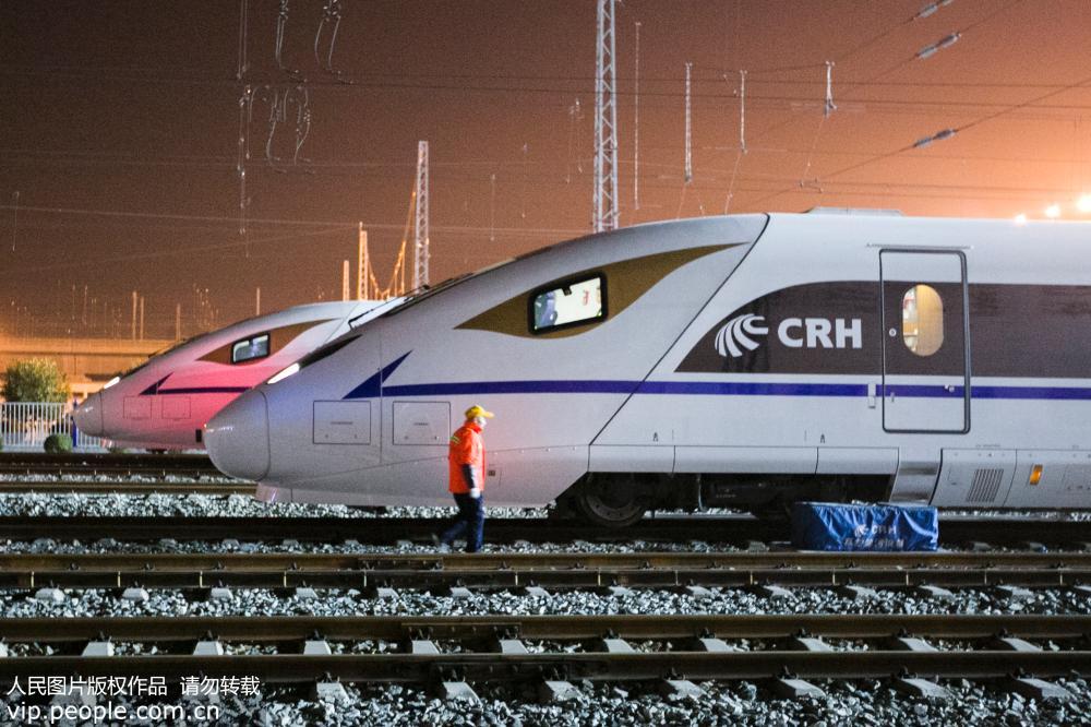 11月22日，西安動車段存車場，兩列西成高鐵主力車型CRH3A型動車組准備始發。