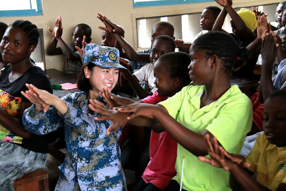11月21日，在坦桑尼亞達累斯薩拉姆市郊的庫拉西尼孤兒院，中國海軍和平方舟醫院船醫護人員教孩子們正確的洗手方法。 