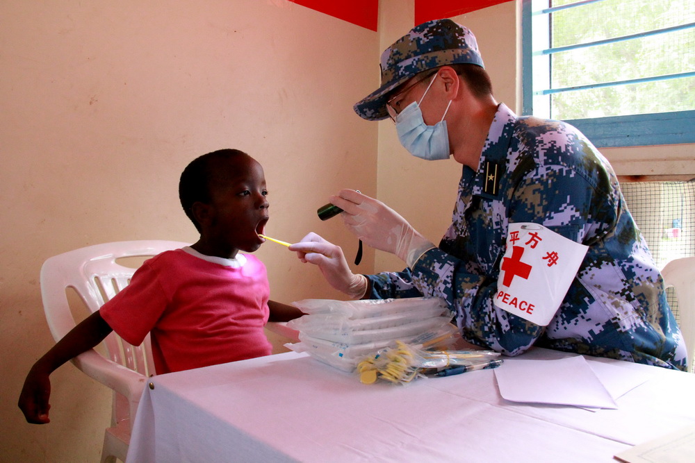 11月21日，在坦桑尼亞達累斯薩拉姆市郊的庫拉西尼孤兒院，中國海軍和平方舟醫院船的醫生為一名兒童檢查。