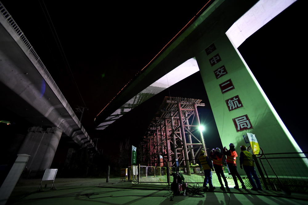 11月22日凌晨，工程技术人员在郑万高铁跨京广高铁转体施工现场作业。