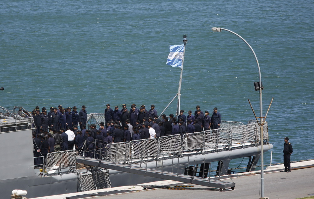 11月21日，在阿根廷馬德普拉塔的海軍基地，一艘軍艦上的船員准備出發參與搜救工作。