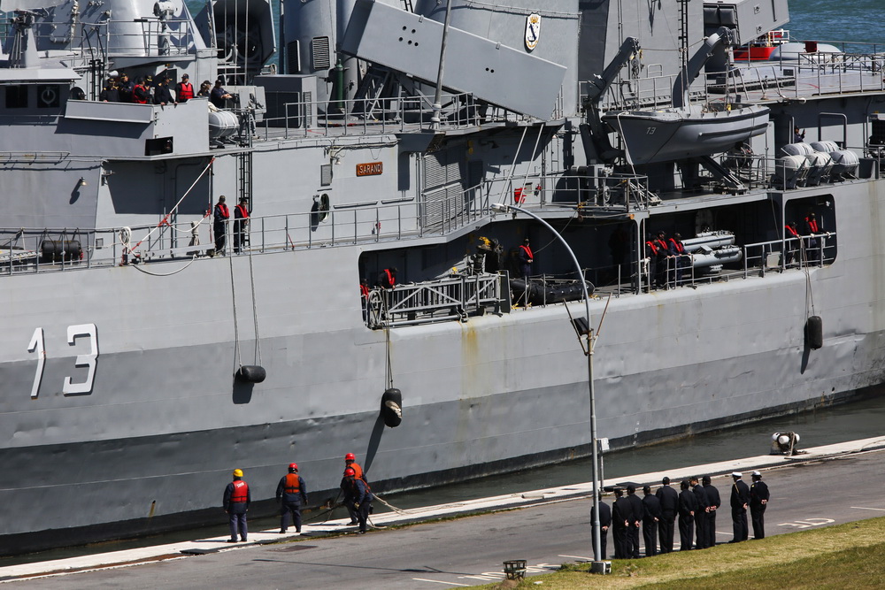  11月21日，在阿根廷馬德普拉塔的海軍基地，一艘軍艦出發參與搜救工作。