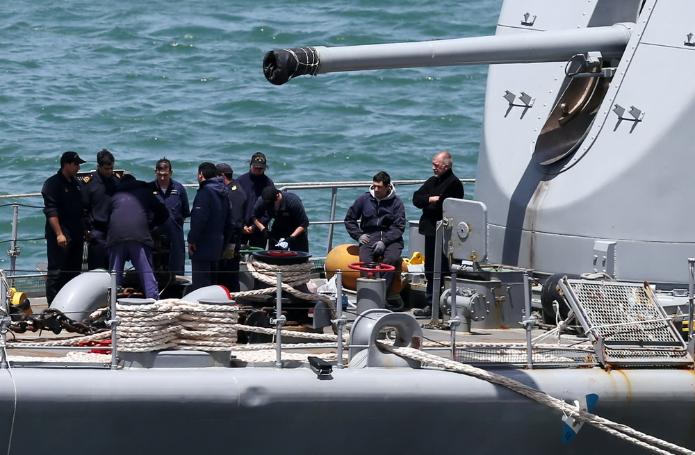 11月21日，在阿根廷馬德普拉塔的海軍基地，一艘軍艦上的船員為出發參與搜救做准備。