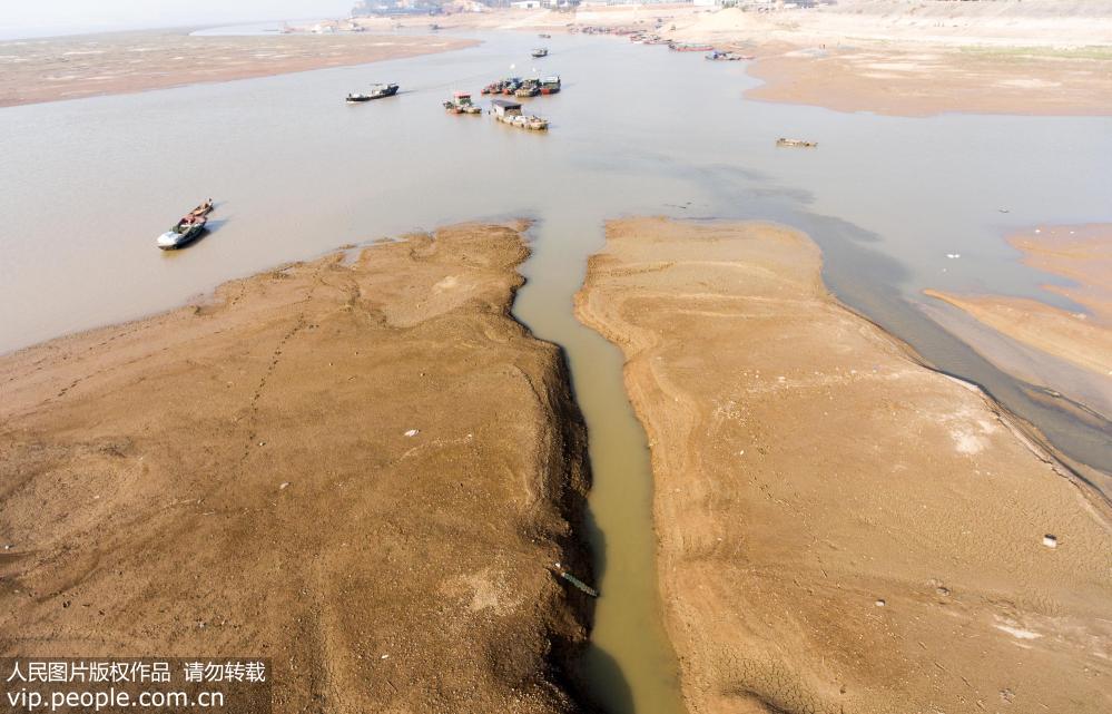 11月23日拍攝的干涸的鄱陽湖都昌印山附近水面。