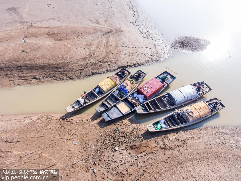 11月23日，漁船停靠在枯水的鄱陽湖湖洲上。