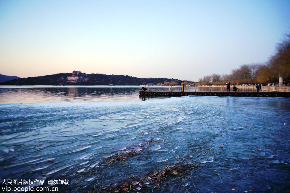 北京頤和園昆明湖結冰映襯在夕陽下美麗如畫【2】