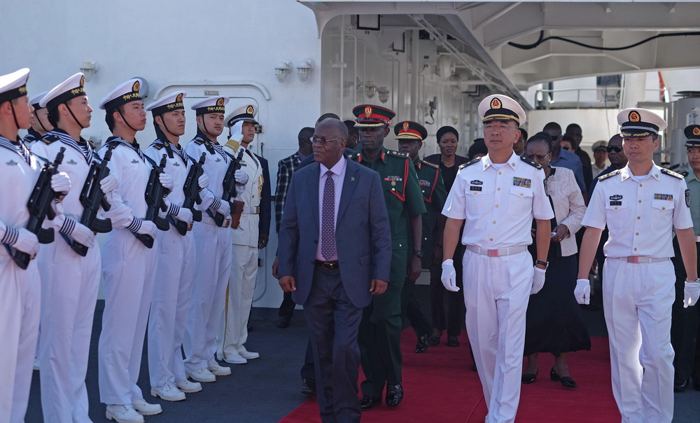 11月26日，在坦桑尼亞達累斯薩拉姆港，坦桑尼亞總統馬古富力（前右三）檢閱中國海軍和平方舟醫院船水兵儀仗隊。