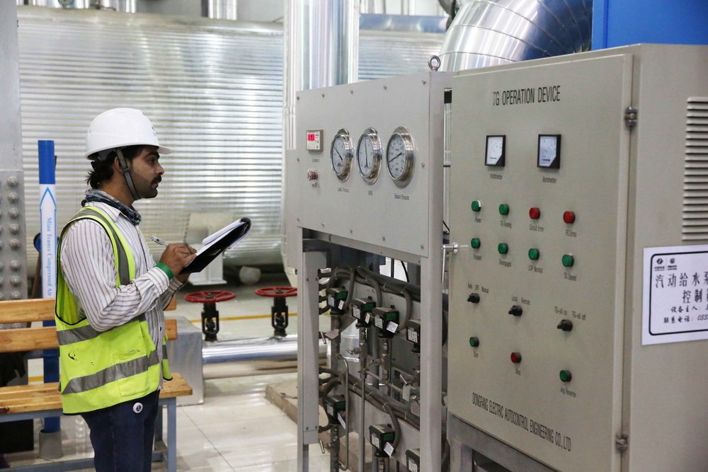 11月28日，在巴基斯坦卡西姆港燃煤电站，一名工人监测仪器数据。
