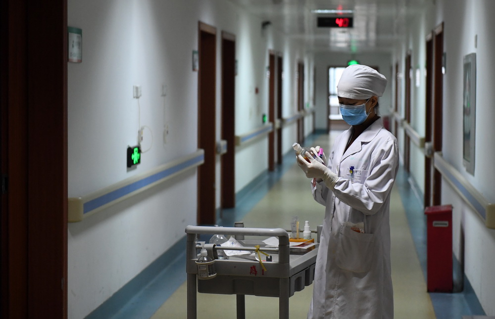 在廣西南寧市第四人民醫院，郭應玲在病房走廊核對藥品（11月29日攝）。