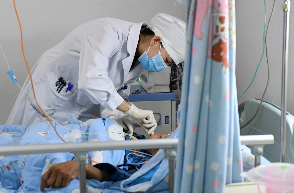 在廣西南寧市第四人民醫院，郭應玲在給病人做護理（11月29日攝）。