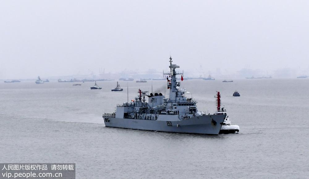 “賽伊夫”號護衛艦從長江口駛入黃浦江。