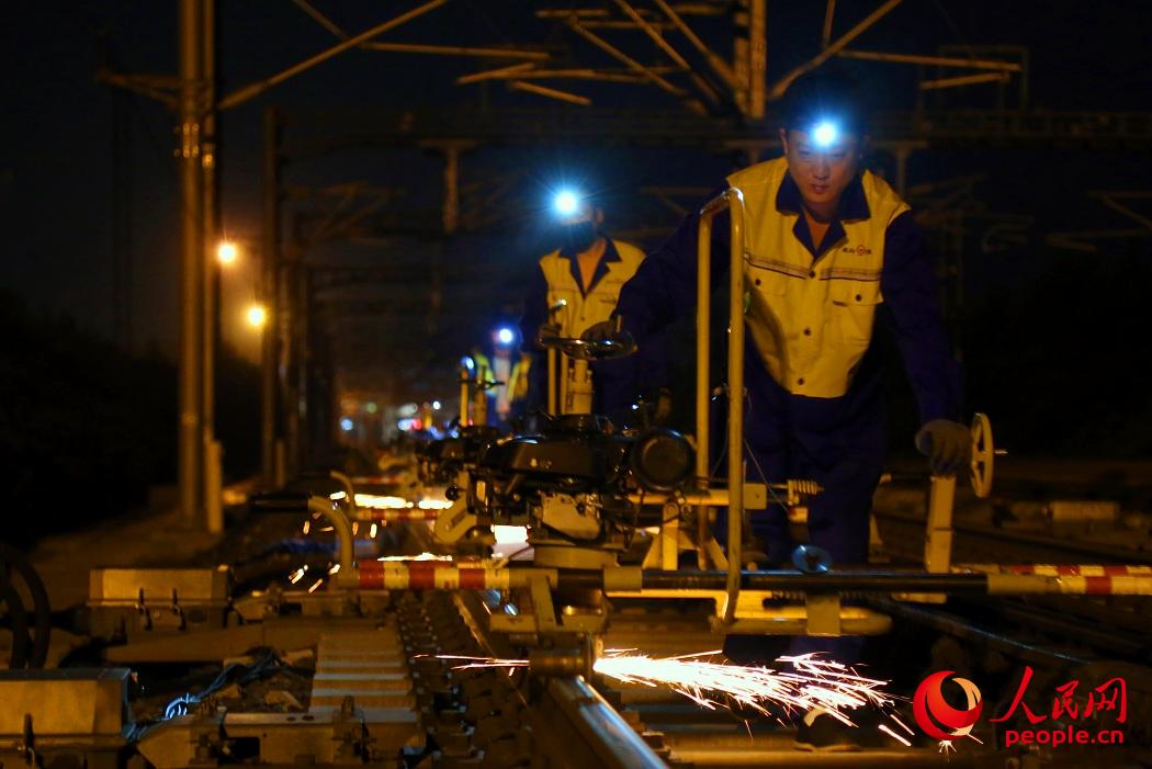 11月30日晚，工人們對哈大高鐵線路進行精檢細修。 劉博攝