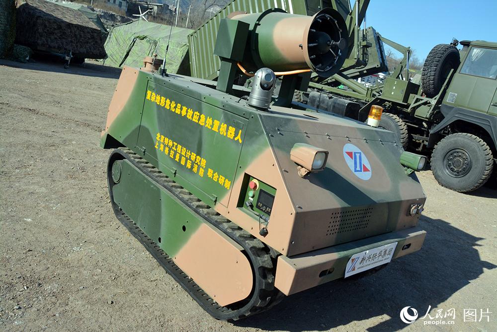 2017年11月30日，一個復雜地形危化品事故應急處置機器人在應急產業軍民融合系列成果展上展出。（人民網 楊鐵虎/攝影）