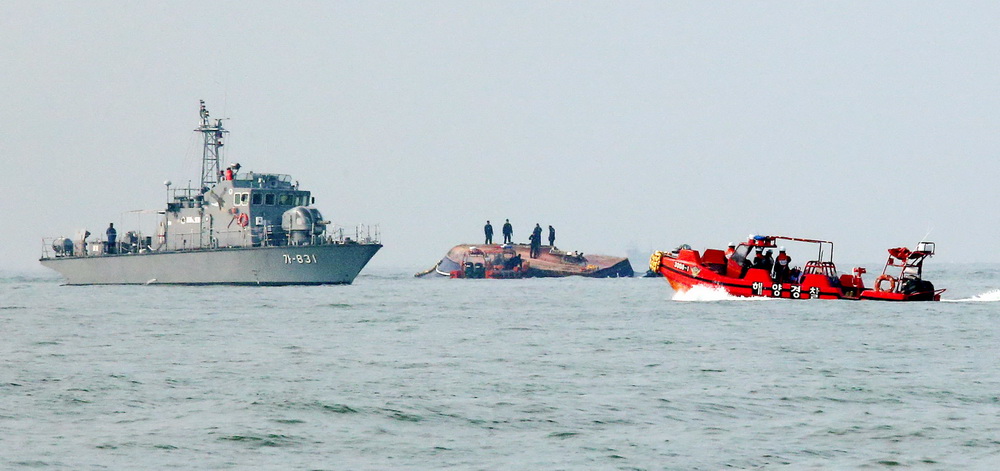 12月3日，在韓國仁川附近水域，韓國海岸警衛隊展開救援。新華社/法新