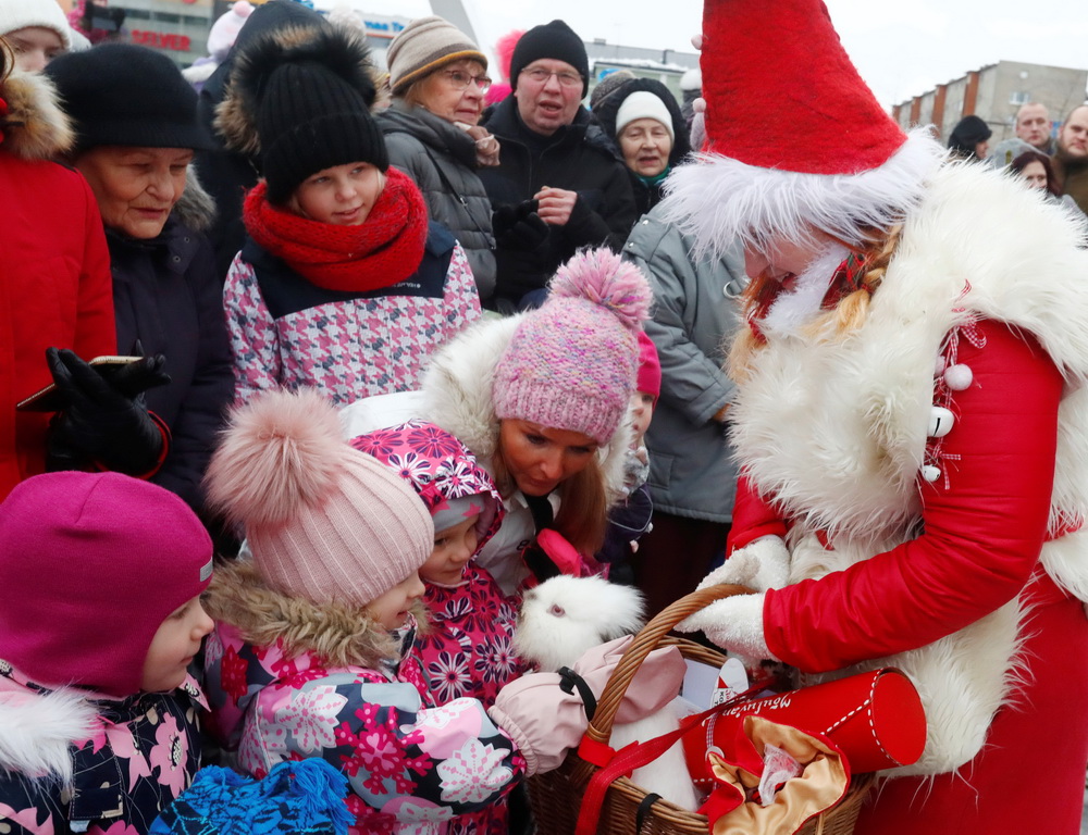 12月3日，在愛沙尼亞拉克韋雷，一名裝扮成聖誕老人的女子和孩子玩耍。
