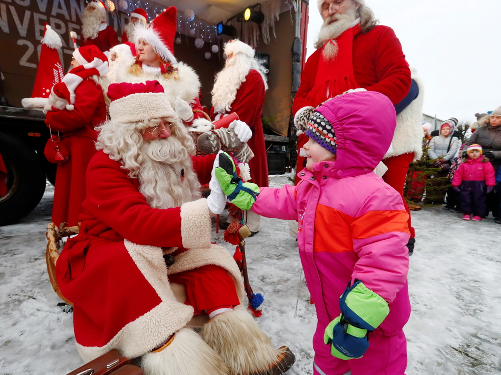12月3日，在愛沙尼亞拉克韋雷，一名裝扮成聖誕老人的男子和孩子玩耍。新華社/路透