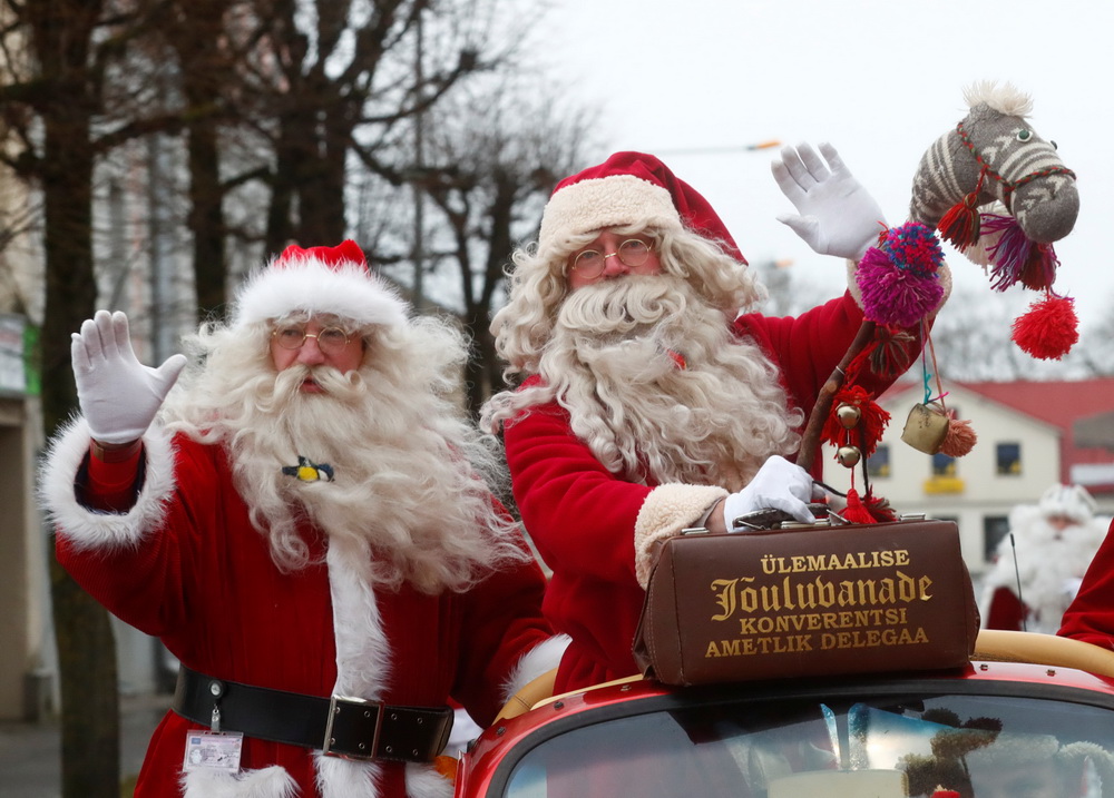 12月3日，在愛沙尼亞拉克韋雷，人們裝扮成聖誕老人，參加“聖誕老人峰會”。