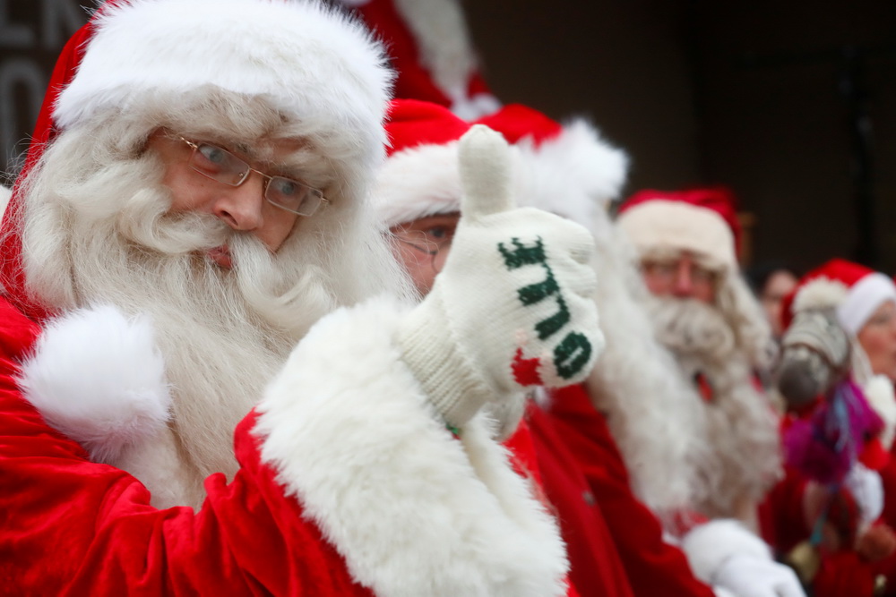 12月3日，在愛沙尼亞拉克韋雷，人們裝扮成聖誕老人，參加“聖誕老人峰會”。