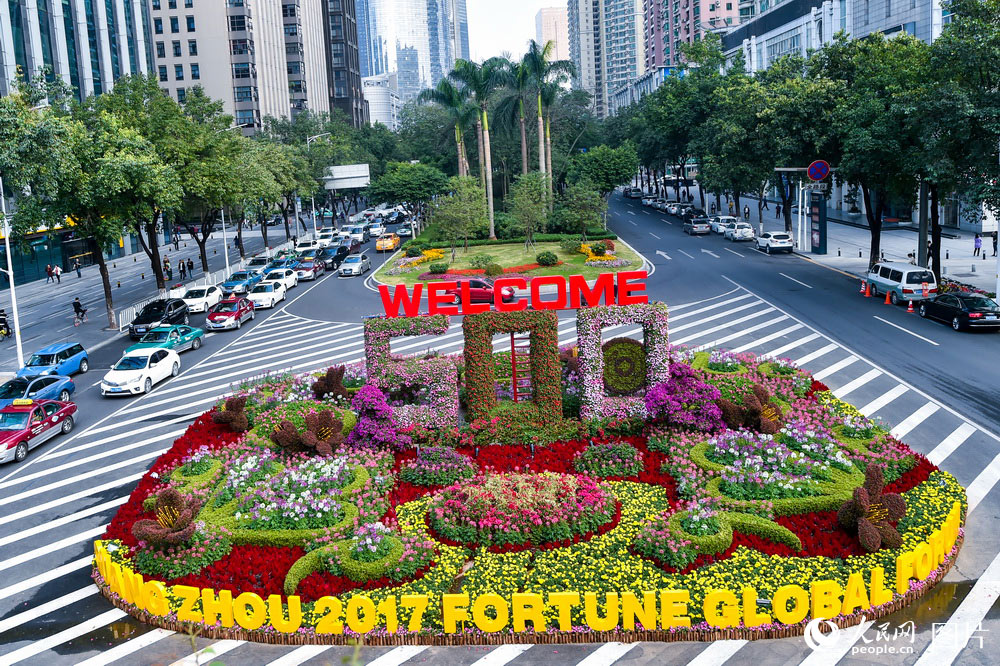 12月5日，廣州街頭迎接《財富》全球論壇召開的花卉雕塑。人民網 翁奇羽/攝