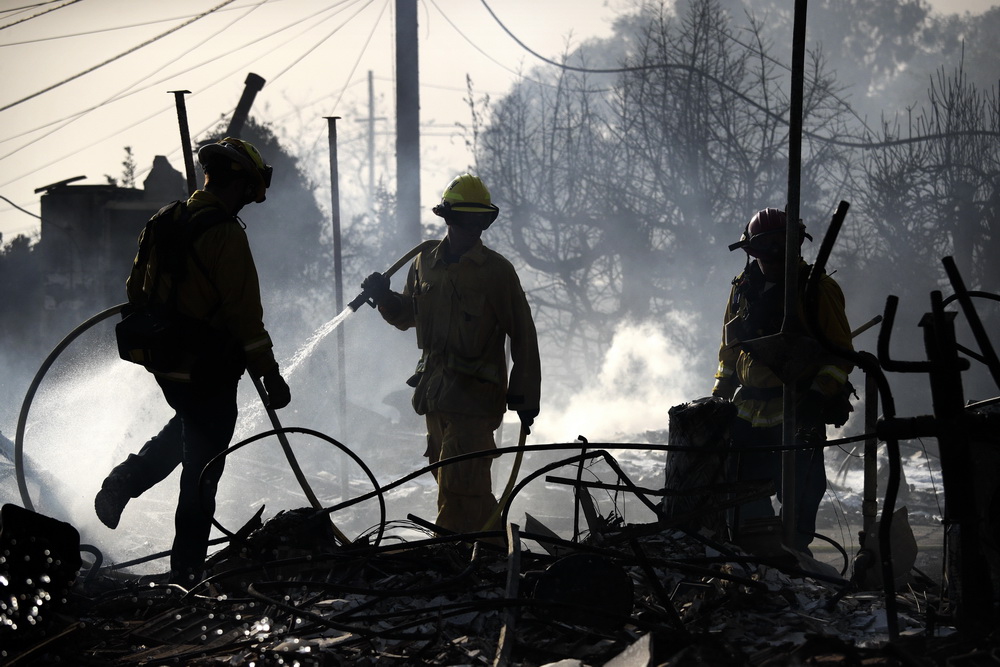 12月5日，在美國加利福尼亞州南部文圖拉縣，消防員為著火建筑滅火。新華社/美聯
