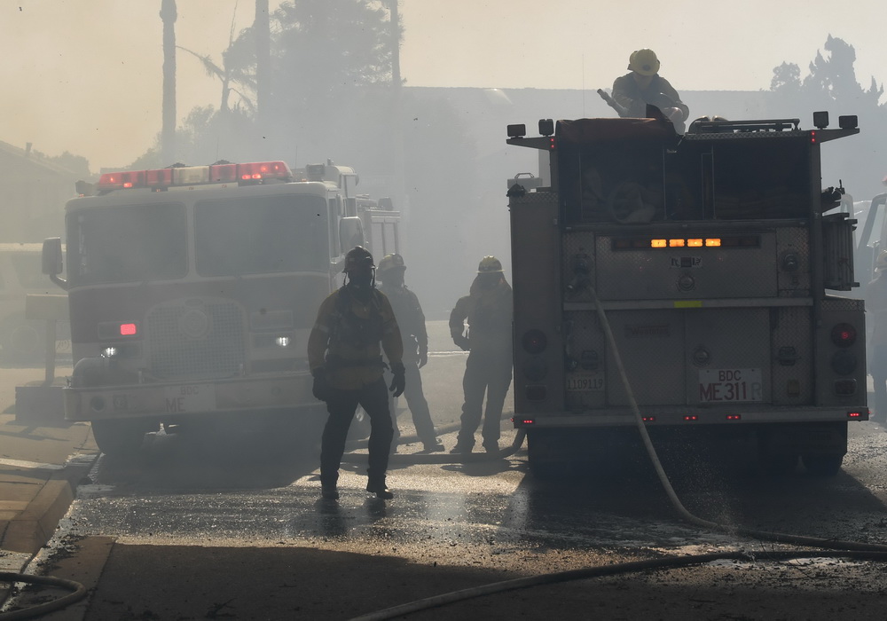 12月5日，在美國加利福尼亞州南部文圖拉縣，消防員在林火現場工作。新華社/法新