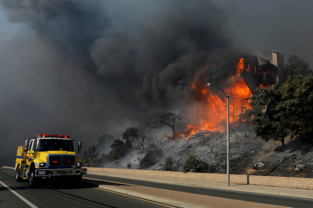 12月5日，在美國加利福尼亞州南部文圖拉縣，消防車經過一處著火建筑。新華社/路透