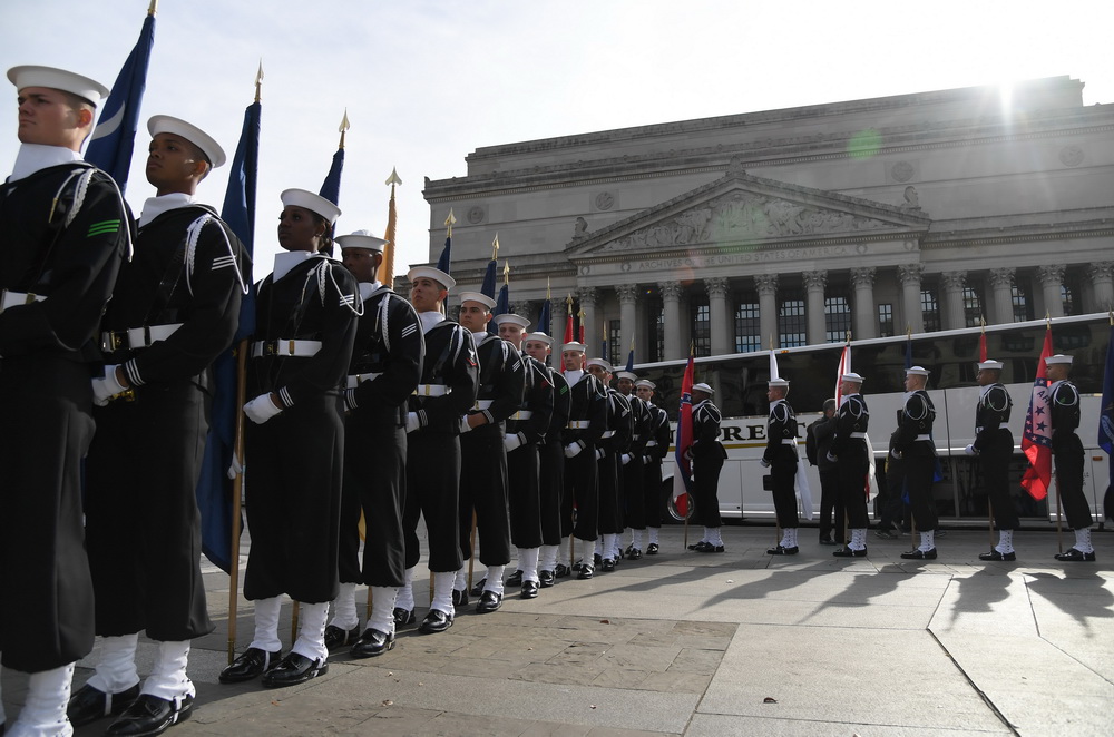 12月7日，在美國華盛頓的海軍紀念廣場，美國海軍儀仗隊士兵參加珍珠港事件76周年紀念儀式。新華社記者 殷博古 攝