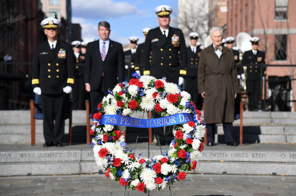 12月7日，在美國華盛頓的海軍紀念廣場，人們參加珍珠港事件76周年紀念儀式。新華社記者 殷博古 攝