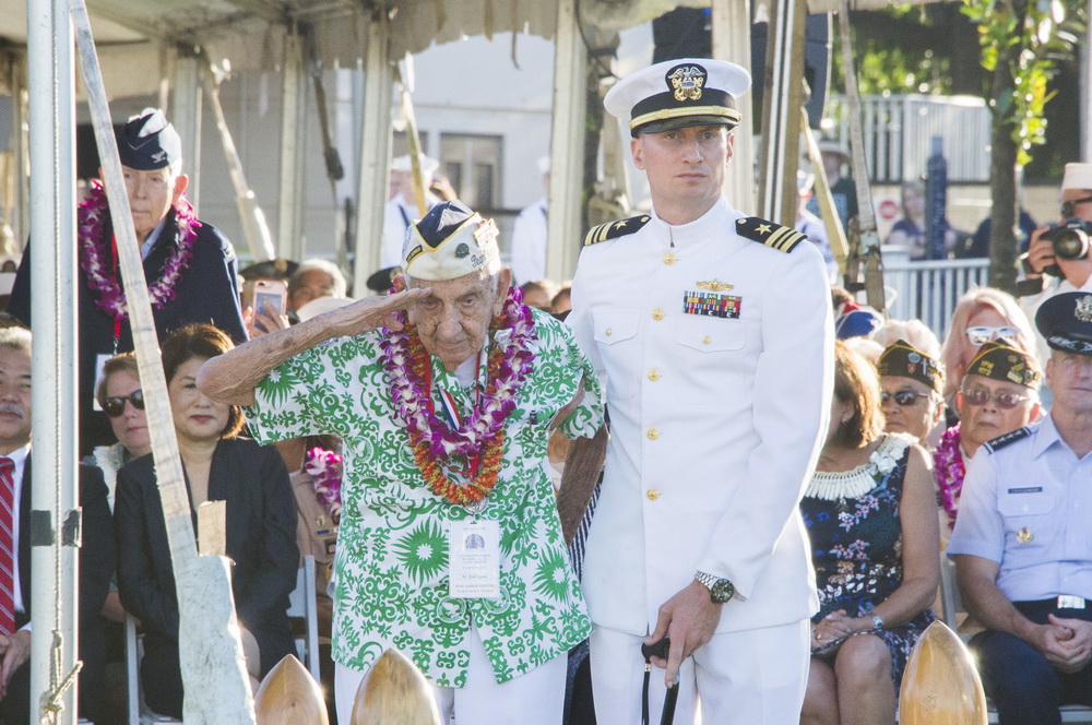 12月7日，在美國夏威夷火奴魯魯，一名親歷珍珠港事件的二戰老兵（前左）出席珍珠港事件76周年紀念活動。新華社/美聯
