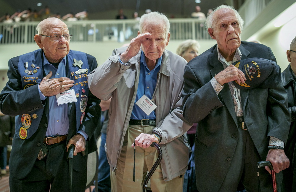 12月7日，在美國城市弗雷德裡克斯堡，親歷珍珠港事件的二戰老兵出席珍珠港事件76周年紀念活動。新華社/美聯