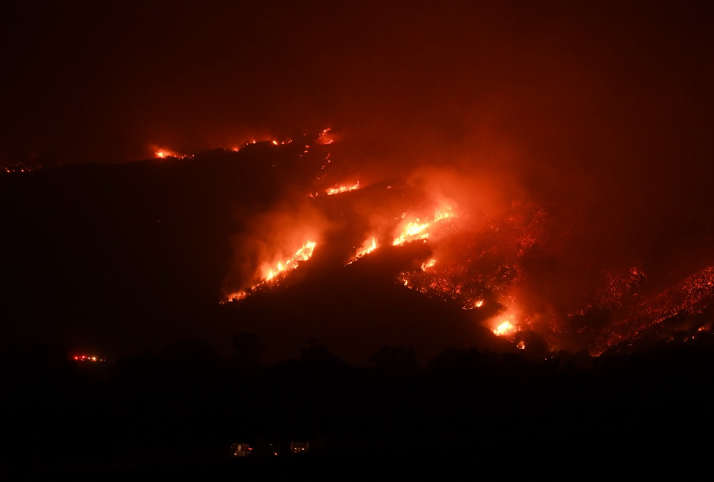 这是12月9日在美国加利福尼亚州奥哈伊拍摄的山火。新华社/法新