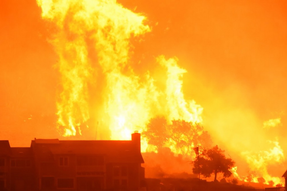 在这张12月10日由美国加利福尼亚州圣巴巴拉地方消防局提供的照片显示，美加州南部山火肆虐，一栋房屋在燃烧。新华社/美联