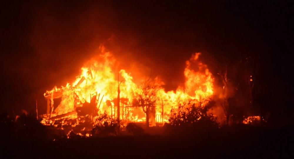 在这张12月10日由美国加利福尼亚州圣巴巴拉地方消防局提供的照片显示，美加州南部山火肆虐，一栋房屋在燃烧。新华社/美联