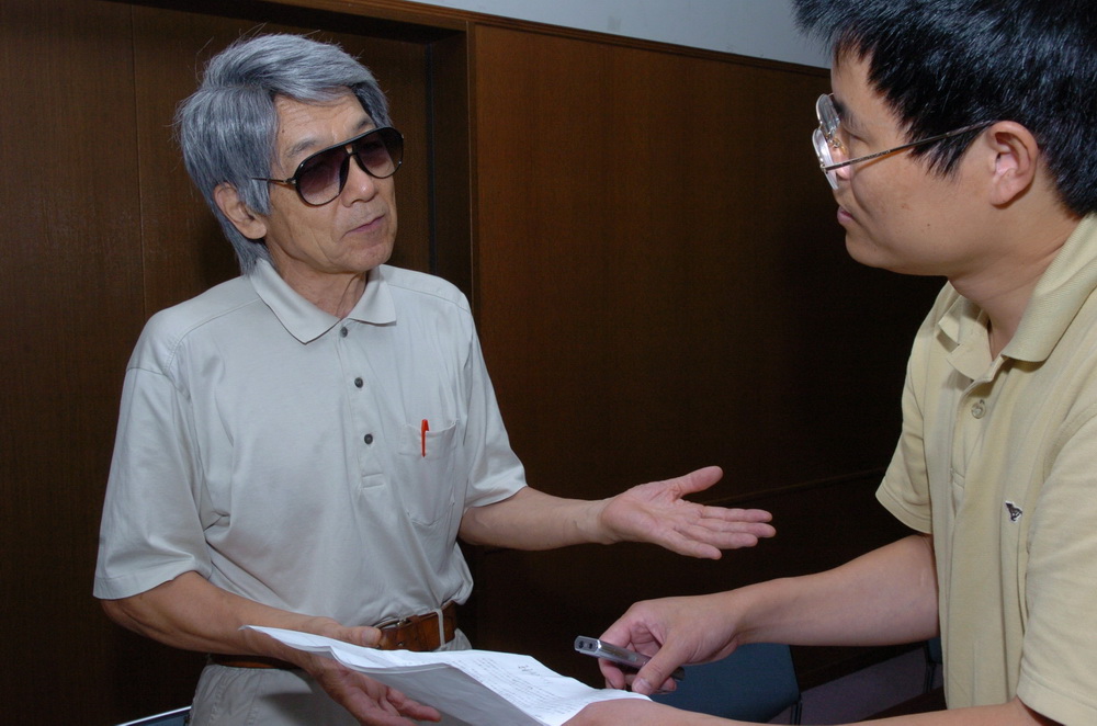 2005年8月23日，在日本首都東京律師會館，原《朝日新聞》記者本多勝一接受記者採訪。本多勝一曾前往中國採訪，回國后用一系列訪華報道揭露了日軍在中國的戰爭暴行。  新華社記者馬平攝