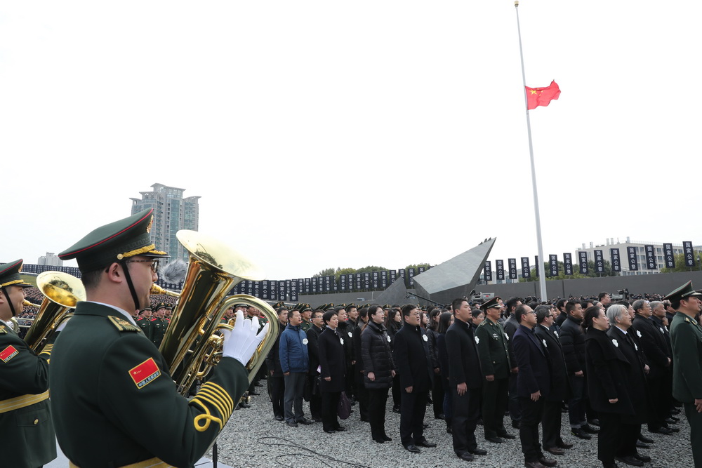 这是12月13日拍摄的南京大屠杀死难者国家公祭仪式现场。 新华社记者庞兴雷摄