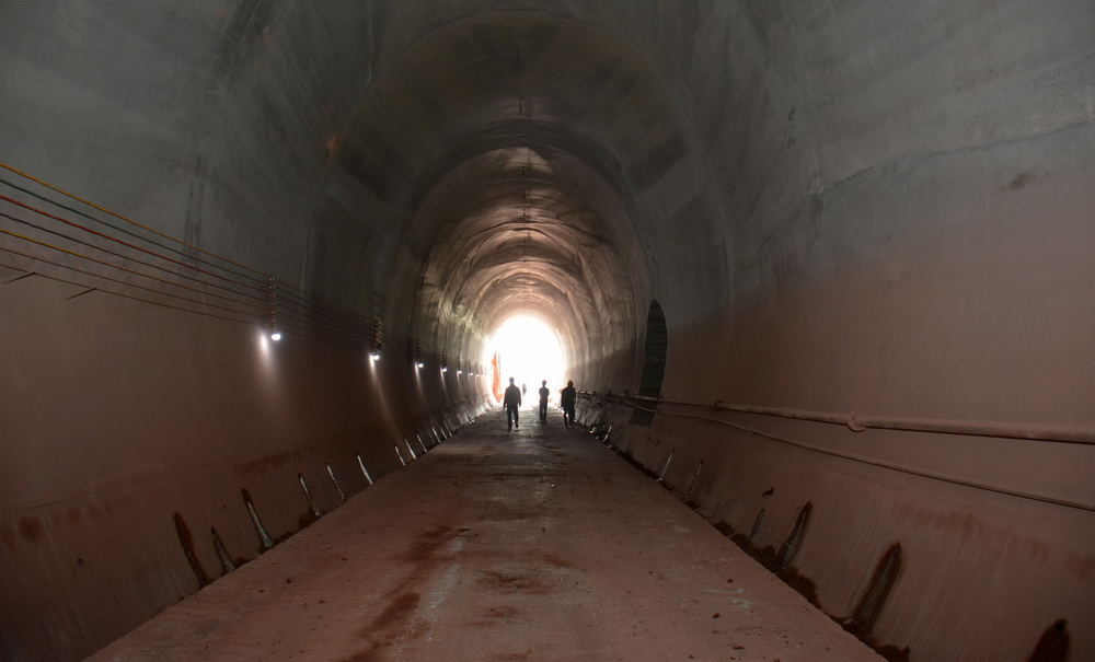 这是12月13日在老挝万象省拍摄的旺门村二号隧道施工现场。
