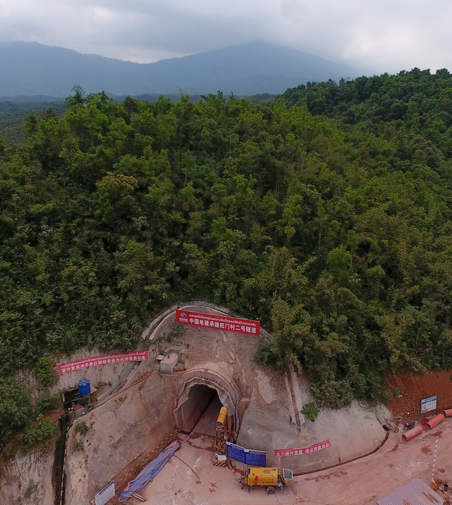 这是12月13日在老挝万象省拍摄的旺门村二号隧道所在地景象。
