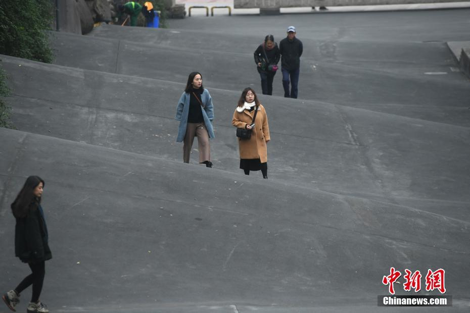 “波浪路”吸引不少市民行走感受。