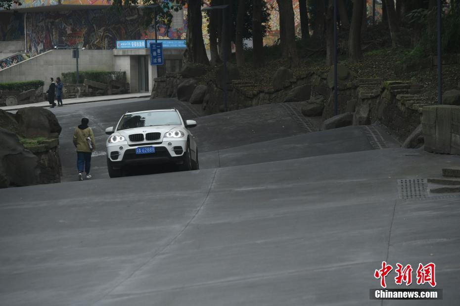車輛緩緩經過波浪路。