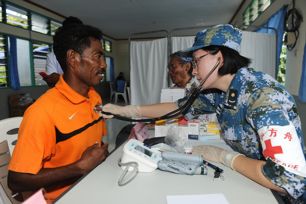 12月16日，在东帝汶阿陶罗岛，和平方舟医疗队的医生为当地居民听诊。新华社记者杜宇摄