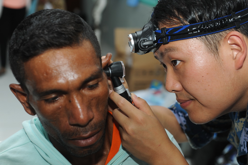 12月16日，在東帝汶阿陶羅島，和平方舟醫療隊的醫生王偉為當地居民進行診療。 新華社記者杜宇攝
