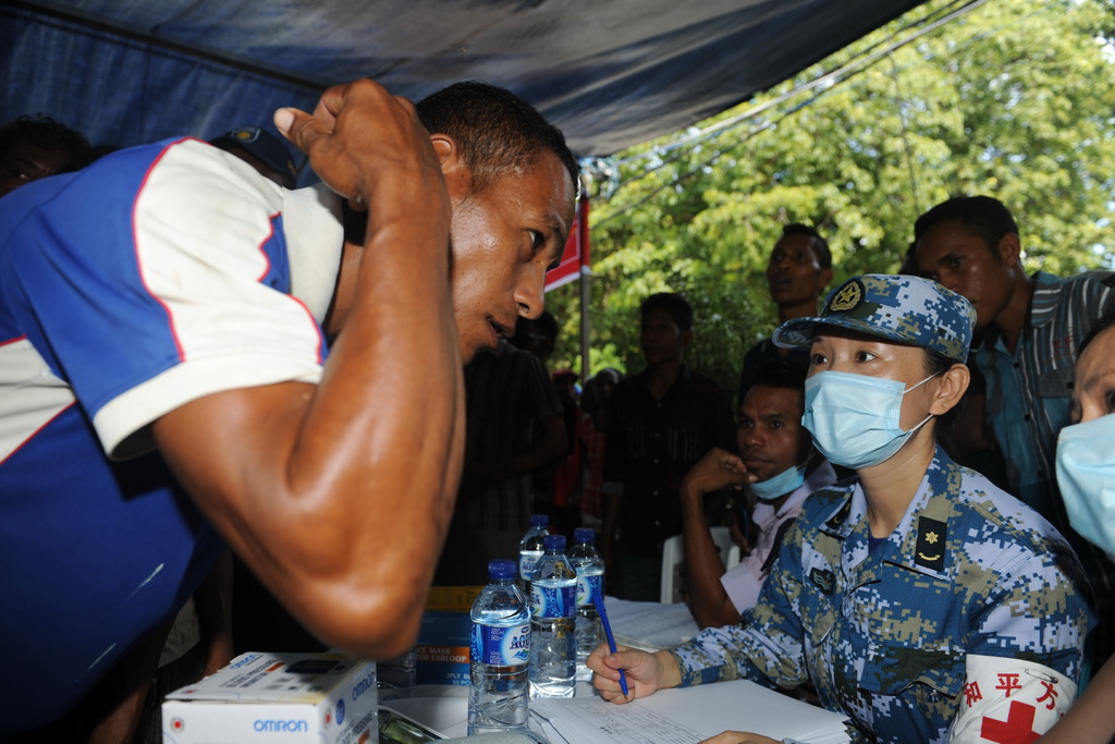 12月16日，在东帝汶阿陶罗岛，和平方舟医疗队的医生正在问诊。新华社记者杜宇摄