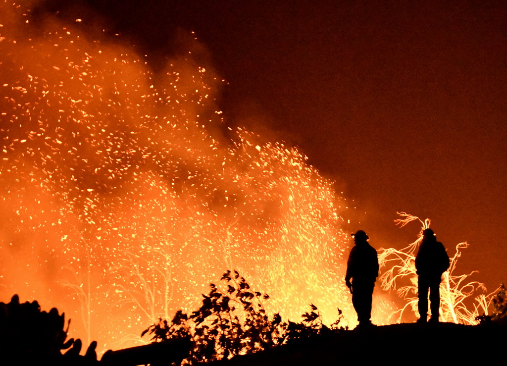 12月16日，在美國加利福尼亞州蒙特西托，消防員觀察火情。 新華社/路透