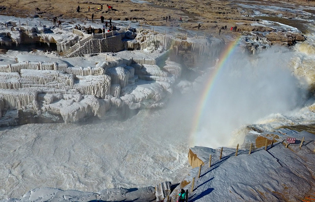 12月17日在山西吉縣黃河壺口瀑布拍攝的冰瀑彩虹景觀。 新華社發（呂桂明 攝）