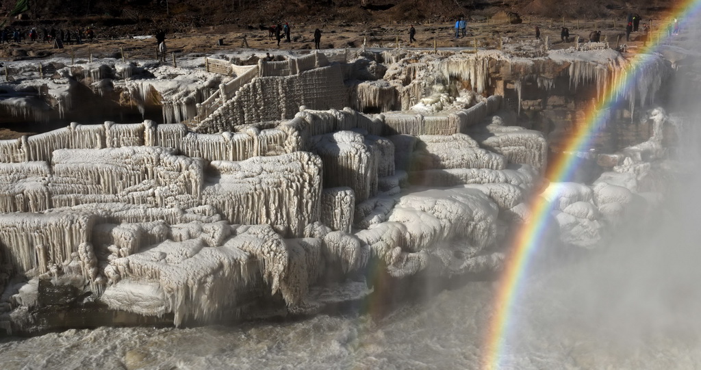 12月17日在山西吉縣黃河壺口瀑布拍攝的冰瀑彩虹景觀。 新華社發（呂桂明 攝）