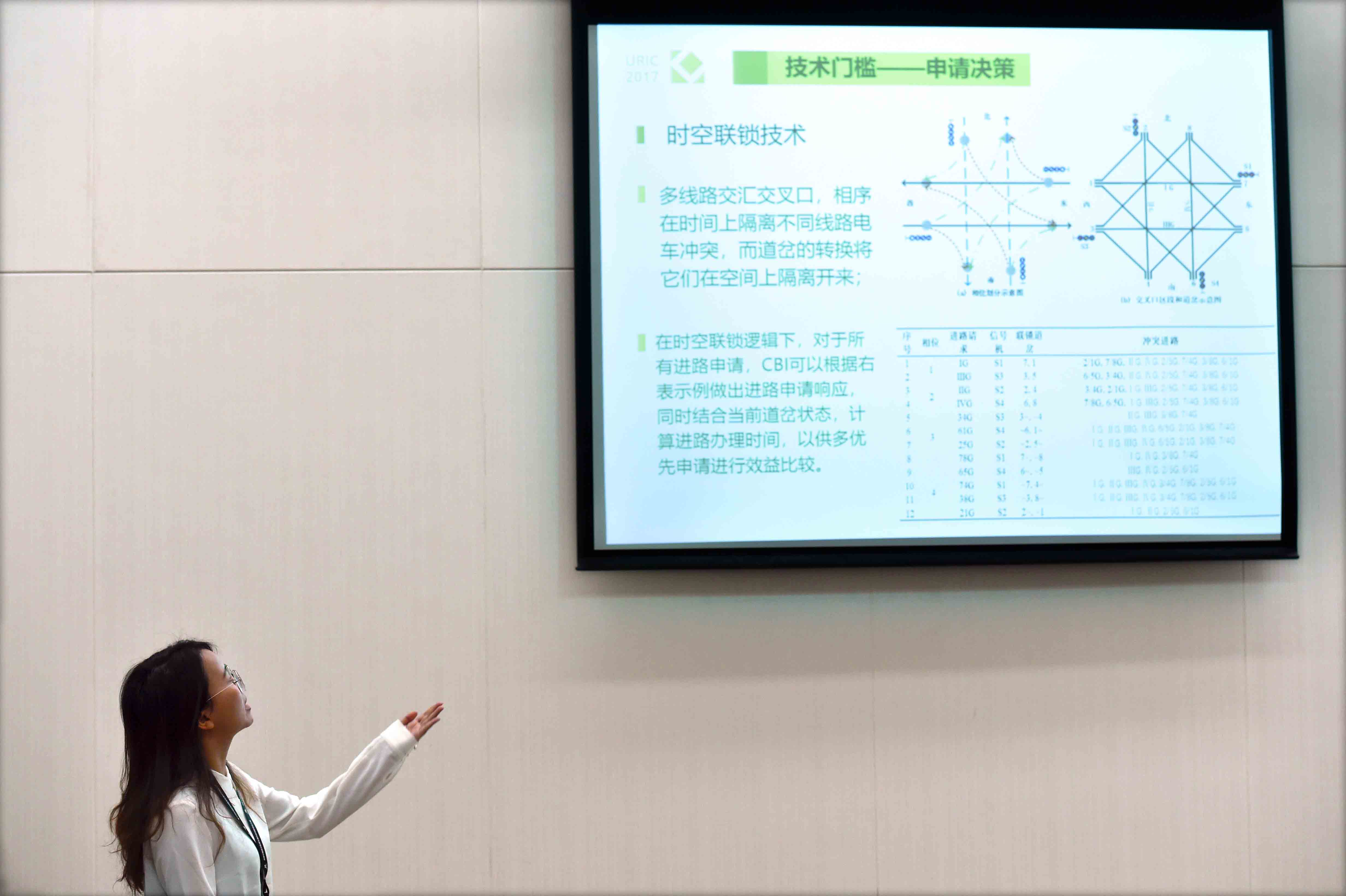 選手講解展示作品。