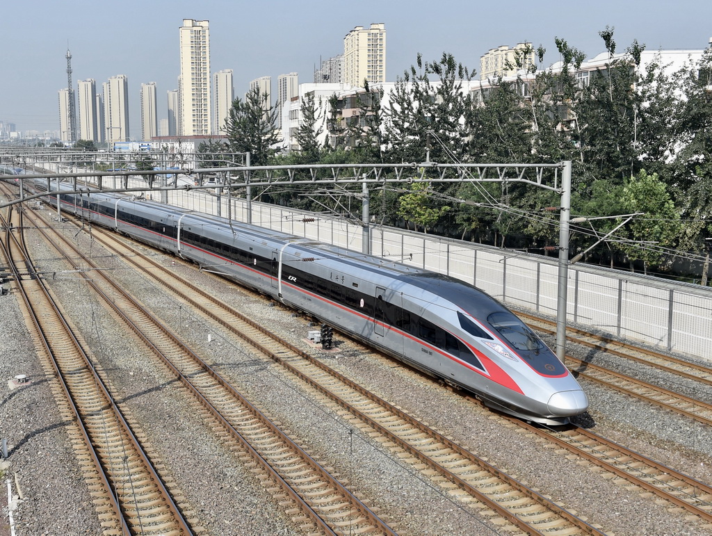 G1次“复兴号”列车驶出北京南站（9月21日摄）。“复兴号”以350公里时速的正式运营，标志着我国成为世界高铁商业运营速度最高的国家。新华社记者 罗晓光 摄