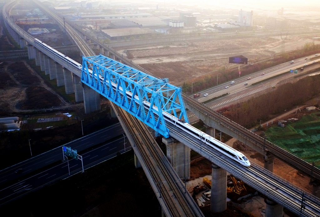 西成高铁由西安北站驶出的列车经过西成高铁跨西宝高铁特大桥（12月6日摄）。12月6日，西安至成都高速铁路全线开通运营，两地的最短旅行时间压缩至4小时7分。今年开跑的“复兴号”在京沪高铁实现350公里时速运营，再次创造了领先世界的中国速度。 新华社记者 刘潇 摄
